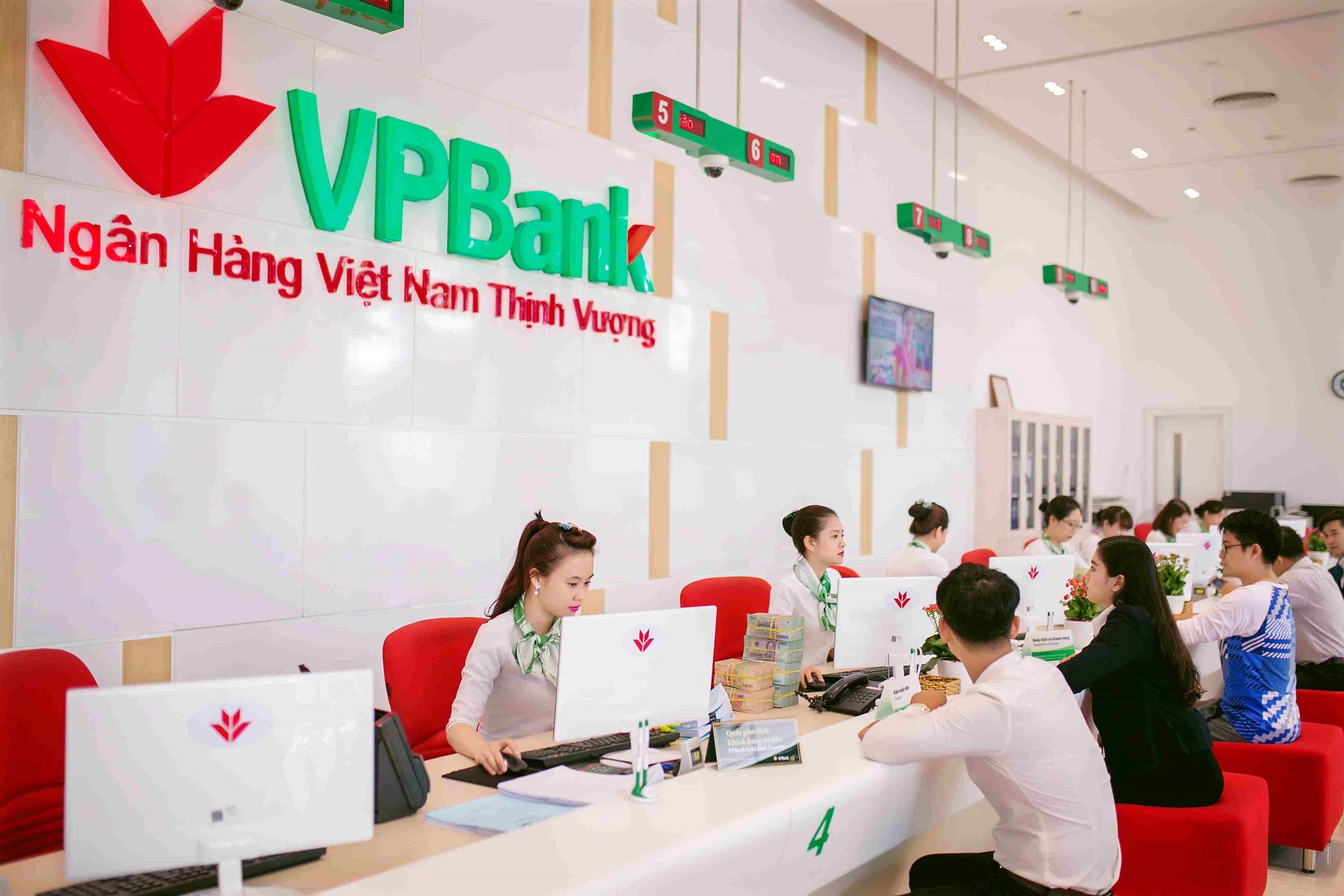 Khách hàng đến ngân hàng VPBank để gửi tiết kiệm